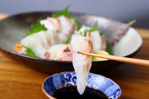 [食欲そそる旨味]じゅわっと溢れる旨みで余すとこなく完食できる[ブランド真鯛] ◎捌いてみたい!人向け!水洗い(ウロコ・内臓処理)