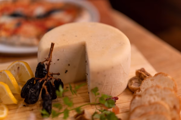 【長野県産】山羊チーズ（ラブリーナ・セミハードタイプ）