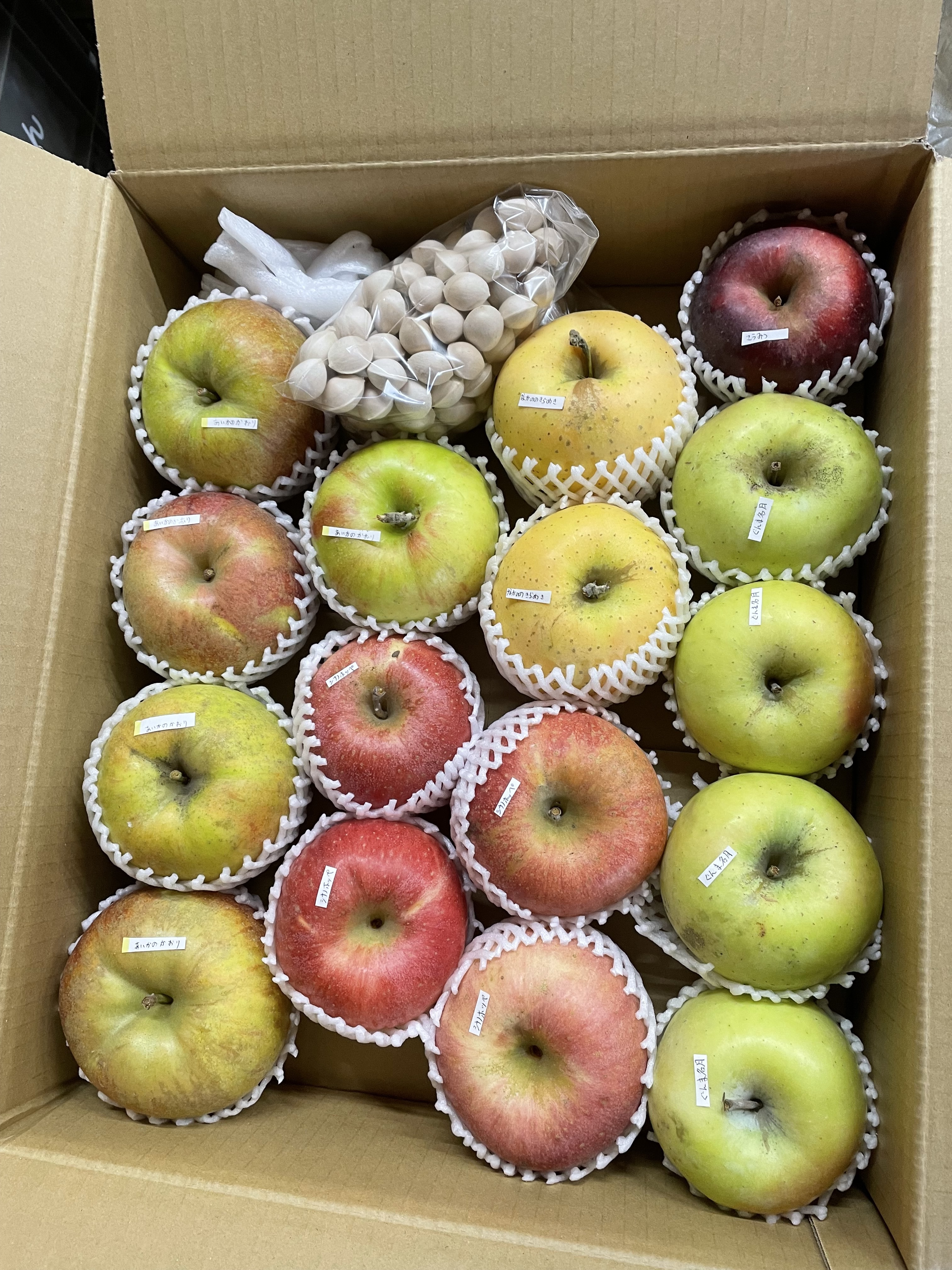 12/2以降発送!長男5歳、次男2歳記念‼️赤果肉りんご入り[宝石箱]最低3品種 約3kg