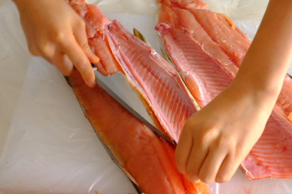 初めてでもなんとかできた北海道の秋鮭の捌き方 本物の親子丼を食べるために 農家漁師から産地直送の通販 ポケットマルシェ