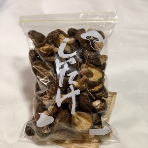 旨味がギュッ 離乳食にもオススメ 原木乾しいたけ 農家漁師から産地直送の通販 ポケットマルシェ