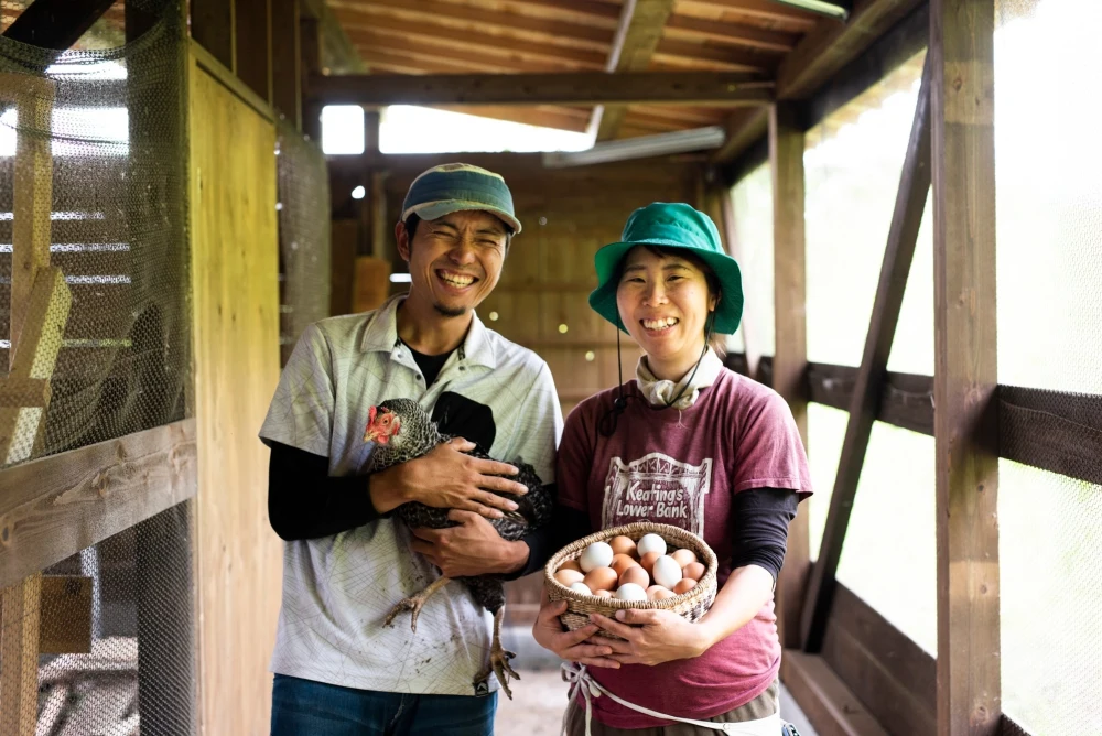 淡路島の大地でのびのび育った【HAPPY‼️平飼いカラフルたまご】