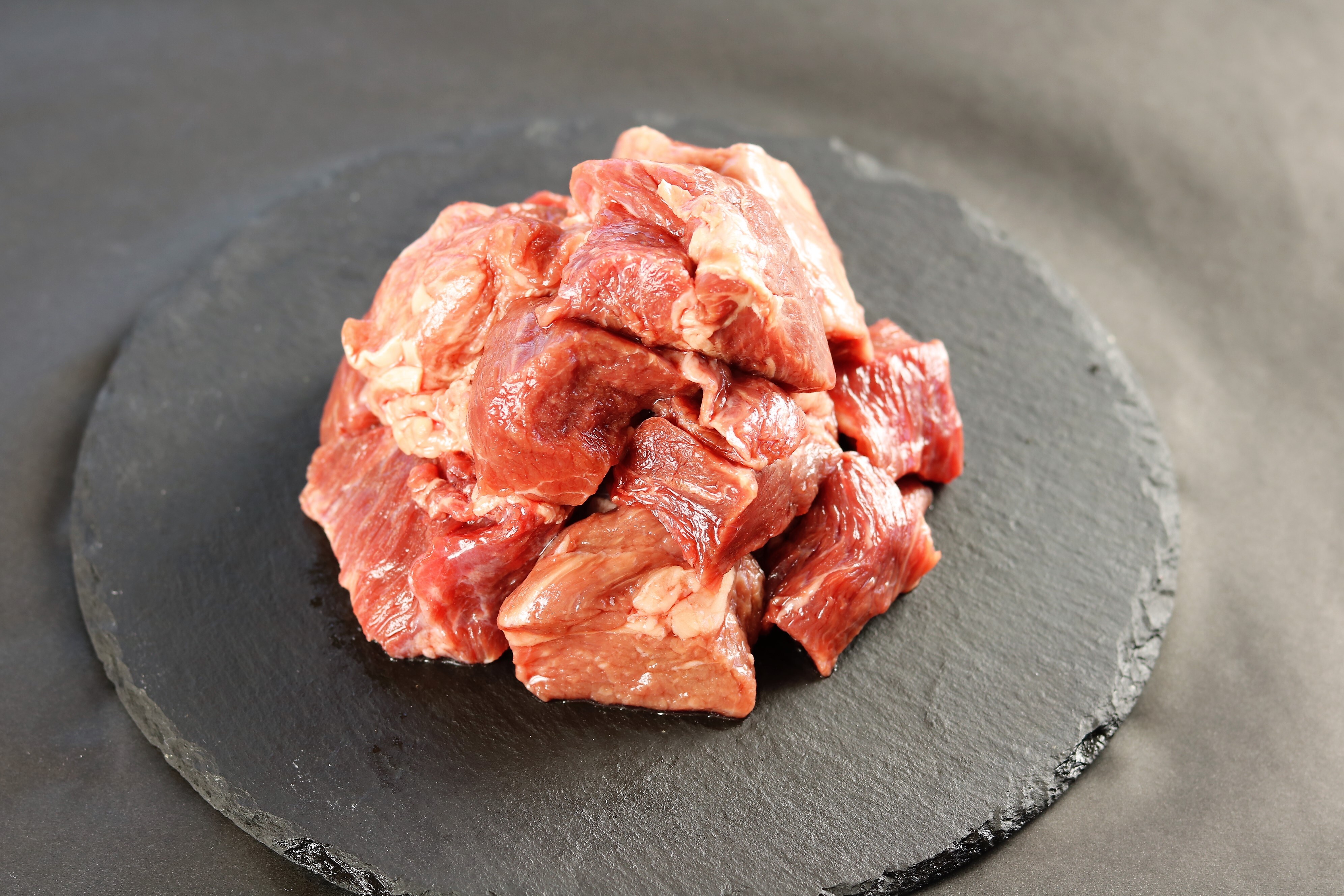 只今20%オフ♪ぶつ切り肉300ｇ~(煮込み用) 自然派グラスフェッド黒毛和牛♪｜肉の商品詳細｜ポケットマルシェ｜産直(産地直送)通販 -  旬の果物・野菜・魚介をお取り寄せ