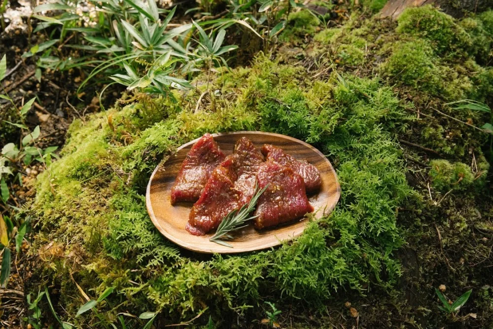 自家製タレに漬け込んだ焼肉用鹿肉スライス
