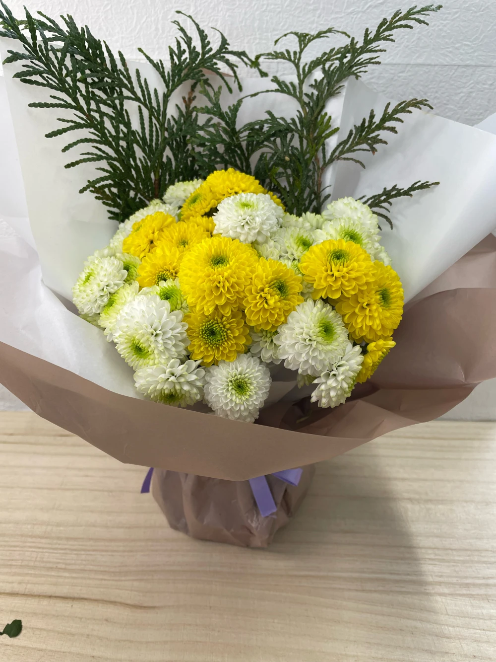 【仏花におすすめ】そのまま飾れるお供えスタンドマムブーケ！（ニオイヒバ入り）