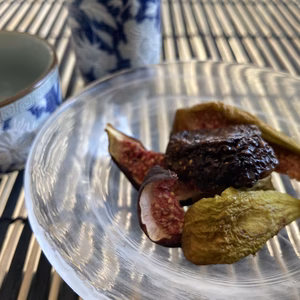 送料込・ドライいちじく（100g×２）黒いちじく、白いちじく他