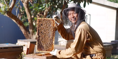 ありのままを嗜むハチミツ。花とミツバチと西村さんが作ってます。