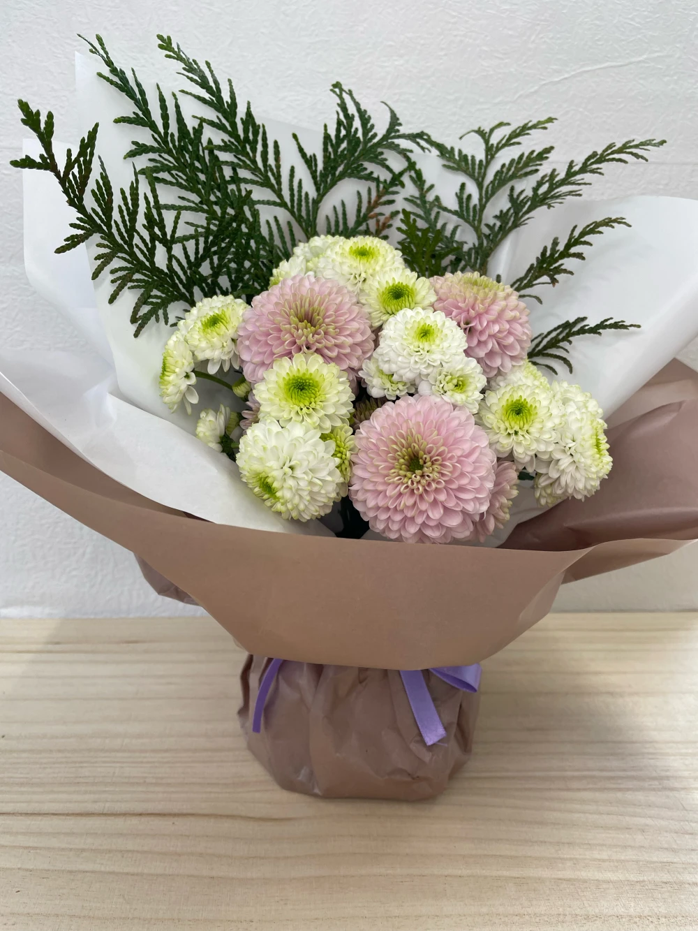 【仏花におすすめ】そのまま飾れるお供えスタンドマムブーケ！（ニオイヒバ入り）