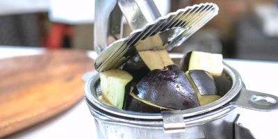 「泉州水なす」を絞るとどうなるのか？買って観察してたしなんでみた。