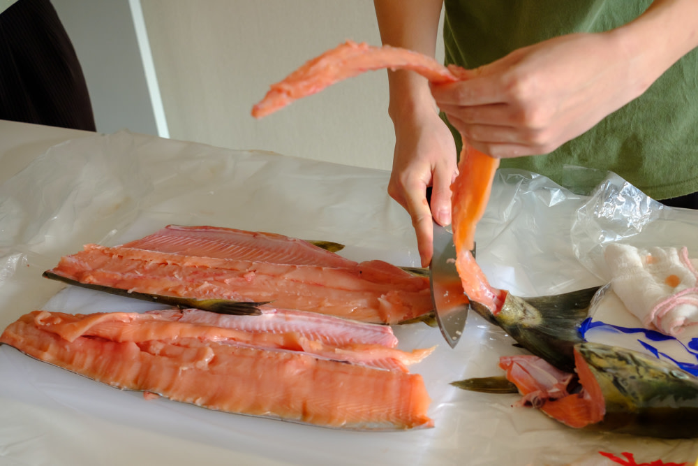 初めてでもなんとかできた北海道の秋鮭の捌き方 本物の親子丼を食べるために 農家漁師から産地直送の通販 ポケットマルシェ