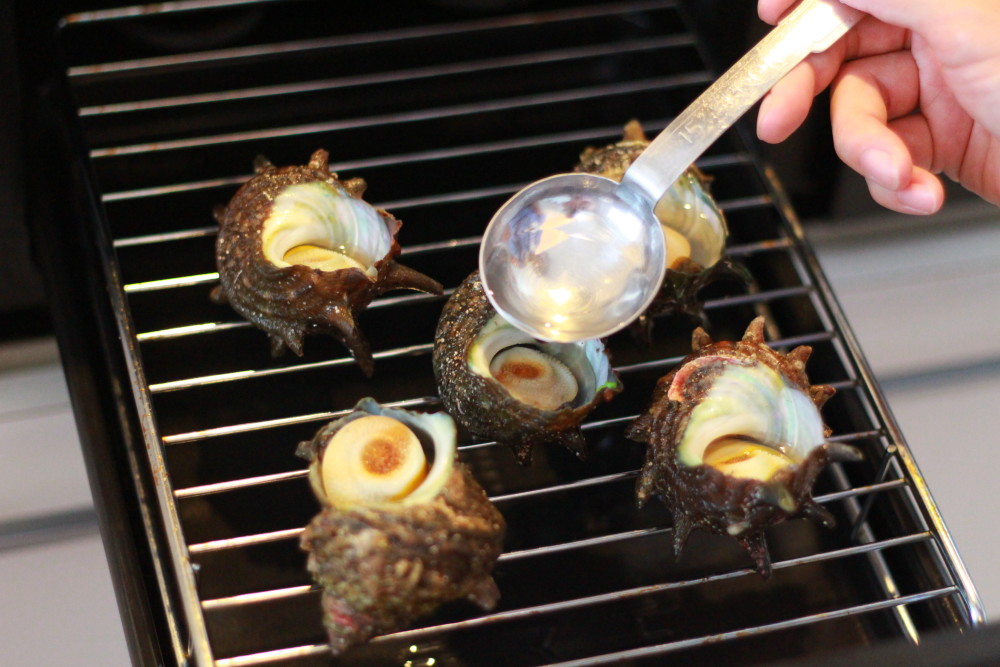 海女さんにサザエのつぼ焼きの作り方と 苦くないサザエの探し方を教えてもらった 農家漁師から産地直送の通販 ポケットマルシェ