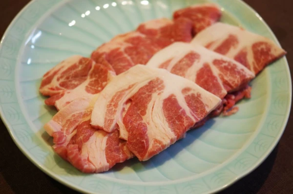 豚肩ロース　焼肉用厚切り　生姜焼きに　発酵食品を食べた豚「雪乃醸」