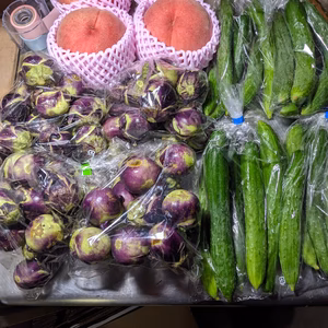 桃と野菜の詰め合わせ