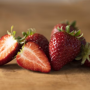 魅惑の黒いちご「真紅の美鈴」　大粒16粒入り又は18粒入り又はやや大粒24粒入り