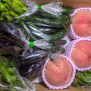 桃と野菜の詰め合わせ