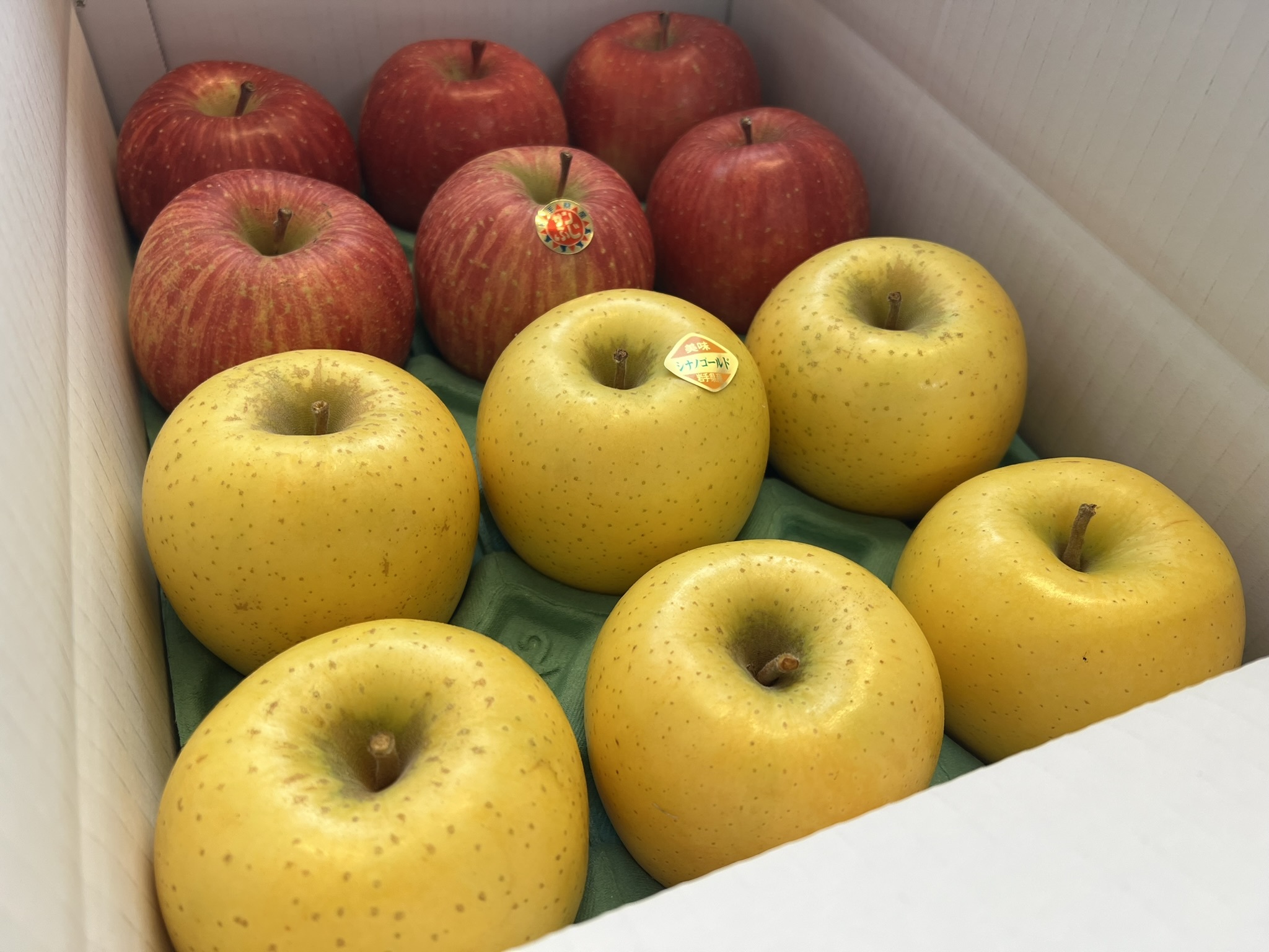 サンフジ、シナノゴールド大玉御贈答品 10キロ箱 サンフジ、シナノゴールド 家庭用2段詰め 10キロ箱36個入り - メルカリ