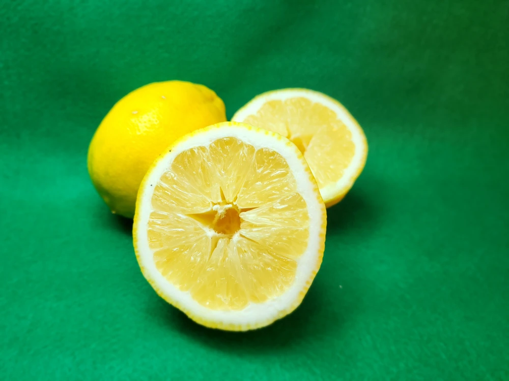 種がなく薄皮で果汁の多いレモン