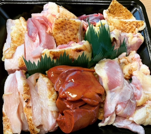 旨味がジューっと香ばしい！さつま極鶏大摩桜 鶏焼きセット（冷凍）｜肉の商品詳細｜ポケットマルシェ｜産直(産地直送)通販 -  旬の果物・野菜・魚介をお取り寄せ