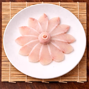 【料亭の一皿をご自宅で】旬をそのまま咲かせた『桜マダイ菊盛り』3月予約