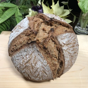 自然栽培スペルトカンパーニュ（全粒粉）100%使用のパン