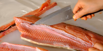 初めてでもなんとかできた北海道の秋鮭の捌き方。本物の親子丼を食べるために…