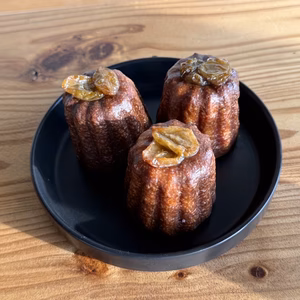 勝沼ぶどう郷のシャインマスカットと桃をドライフルーツにして乗せてたり、食材に入れ