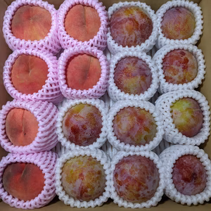 桃とすももの詰め合わせ