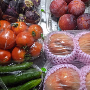 桃とすももと夏野菜の詰め合わせ