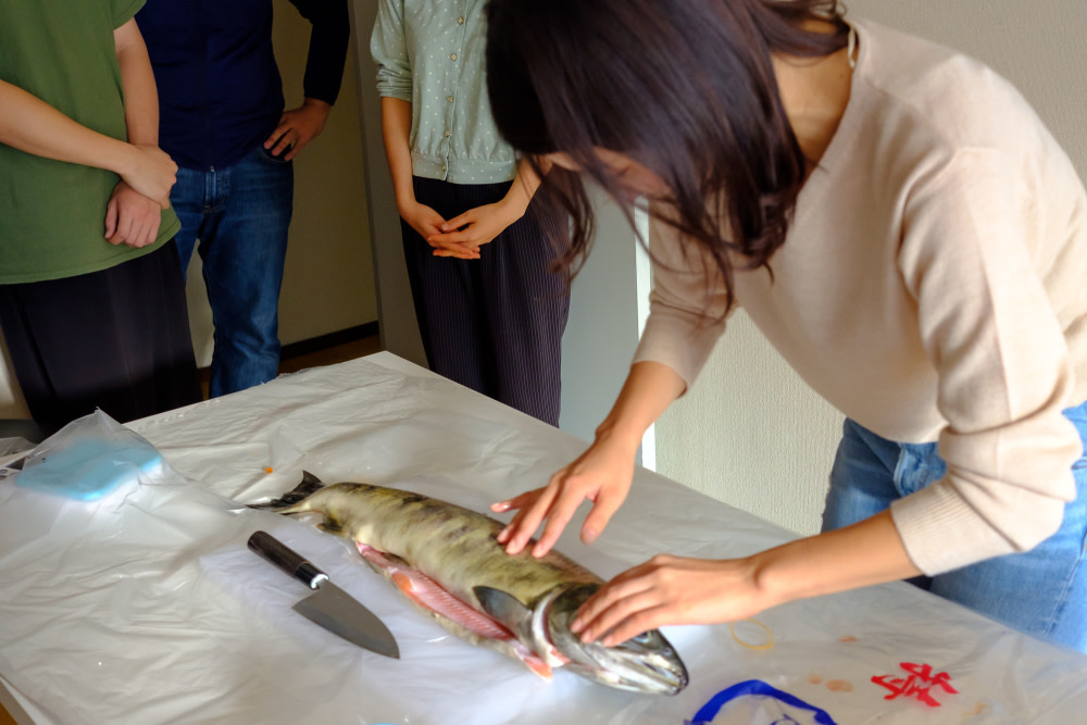 初めてでもなんとかできた北海道の秋鮭の捌き方 本物の親子丼を食べるために 農家漁師から産地直送の通販 ポケットマルシェ