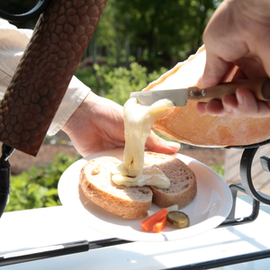 とろ～りとろけるラクレットチーズ。北海道の山の麓の農場からお届けします！
