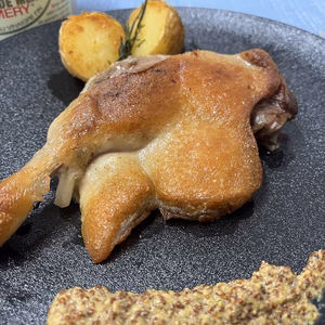 かすみ鴨　骨付きモモ肉のコンフィ