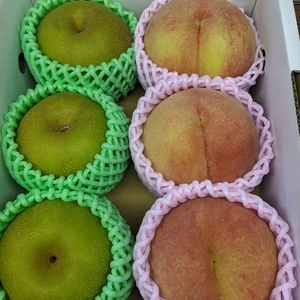 梨と桃の詰め合わせ