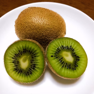 自然に実った小ぶりグリーンキウイ（1kg／1.7kg）【訳あり】