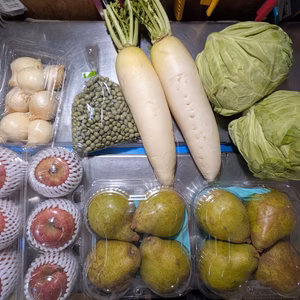 野菜類と果物の箱詰め