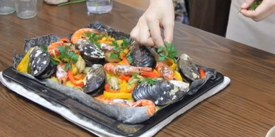 初めてのポケマル体験。漁師の伊藤さんから届いた天然岩牡蠣&ムール貝で、ぎゅうぎゅうパエリヤ作ったよ♪