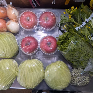 キャベツ、玉ねぎ、アスパラ菜、ワサビ菜、青大豆、リンゴ