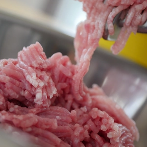 【冷凍】ウデモモ挽肉1袋350g　放牧デュロック純粋種「やまの華豚」