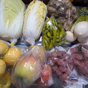 リンゴとブドウと野菜の詰め合わせ