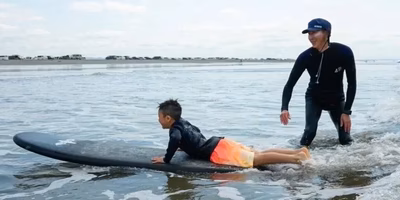 【つながるポケ○（マル）日記】厚真の海で波に乗る。サーフショップ「tacoo」村上さん—おやこ地方留学プログラムのご紹介