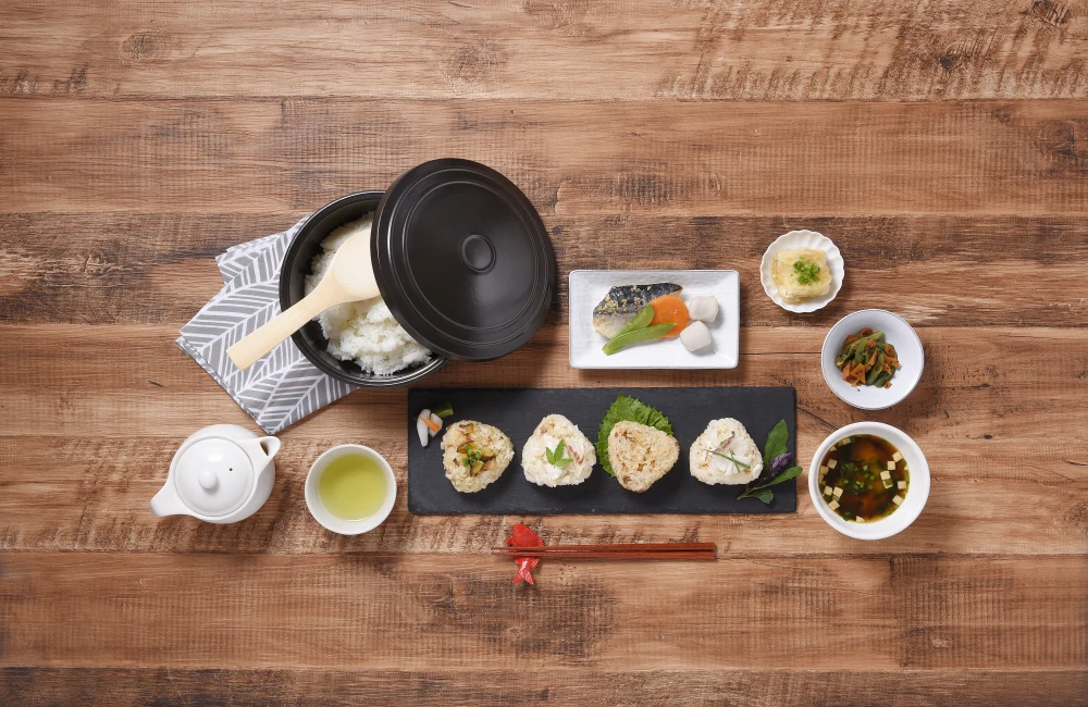 おにぎりセット３種　おかず　お味噌汁付き