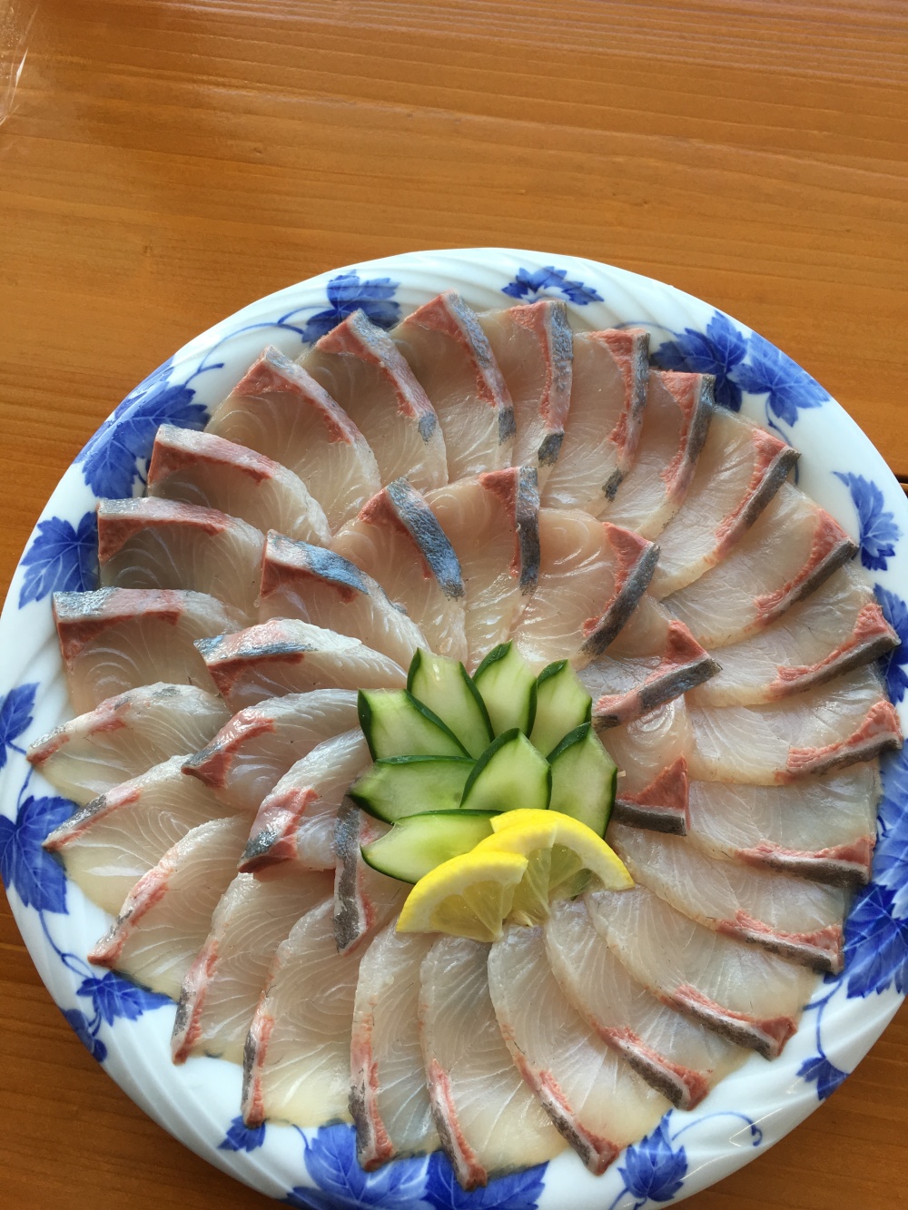 御歳暮 年末年始に 金寿カンパチ3 5kg イワシの舞う島で育っためでたい魚 農家漁師から産地直送の通販 ポケットマルシェ
