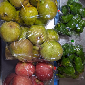 りんごとラ・フランスとピーマン