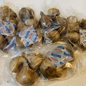 お買い得！球磨産熟成黒にんにく100g袋小玉5-6個入り袋がお得！