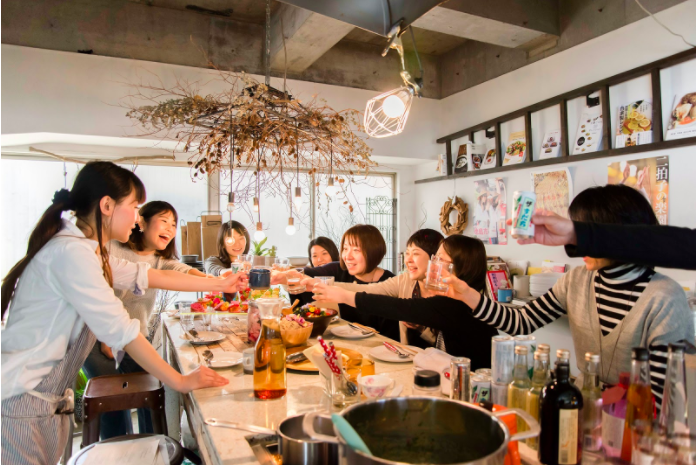 初対面なのに 家族 のように食卓を囲む 食 の未来がやってきた 農家漁師から産地直送の通販 ポケットマルシェ