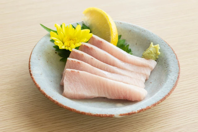 【ほど良い脂がトロけます】百年漁師の鰤（腹身／急速冷凍／お刺身用サク）