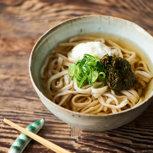 磯の香りとつるっと食感！あかもくうどん２食入り