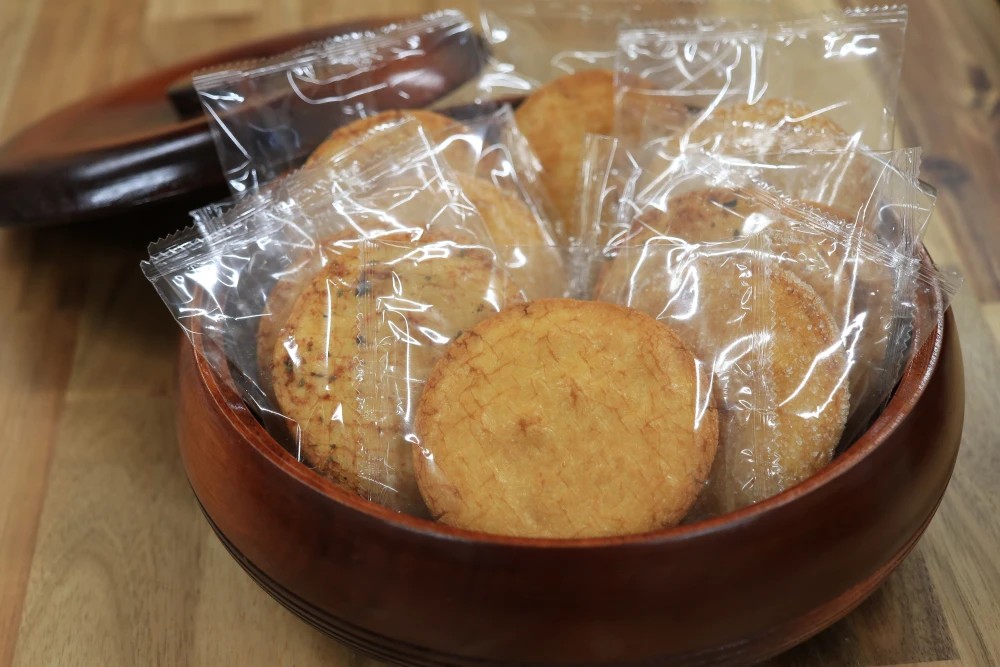 贈答用化粧箱入り せんべい3種の味(醤油・唐辛子・ザラメ)特別栽培米100％使用