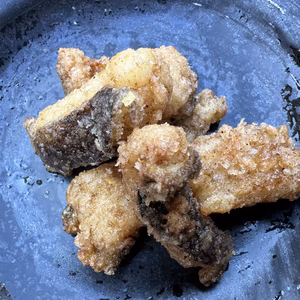 ウツボ切り身　２００グラム　唐揚げ用に漬け汁で味付け済です（味噌味）