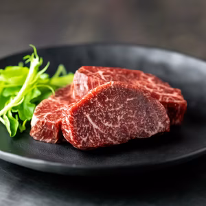 放牧黒毛和牛の八崎牛の熟成ヒレミニステーキ