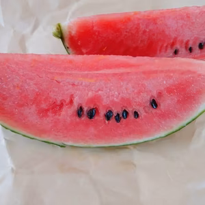 皮のふちまでシャリシャリ甘い！にしまるスイカ(小玉西瓜)　